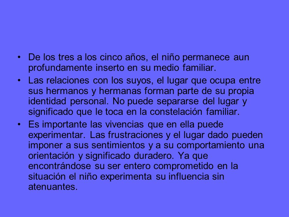 De los tres a los cinco años, el niño permanece aun profundamente inserto en su medio familiar.