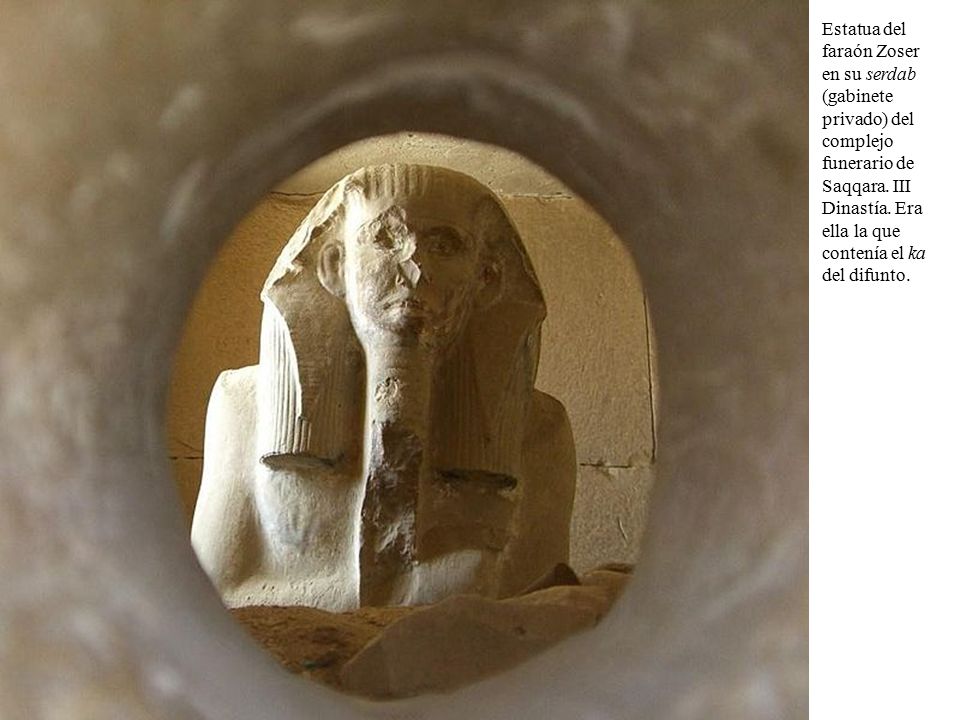 Estatua del faraón Zoser en su serdab (gabinete privado) del complejo funerario de Saqqara.