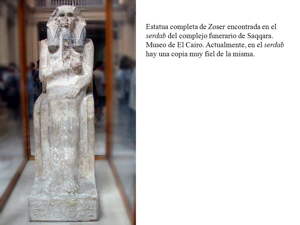 Estatua completa de Zoser encontrada en el serdab del complejo funerario de Saqqara.