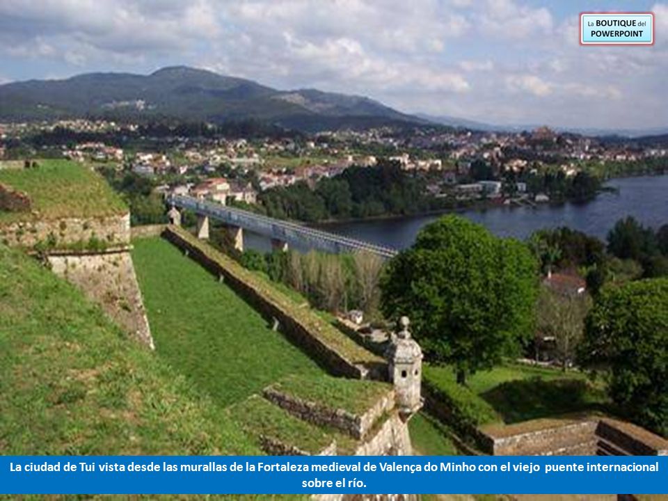 La ciudad de Tui vista desde las murallas de la Fortaleza medieval de Valença do Minho con el viejo puente internacional sobre el río.