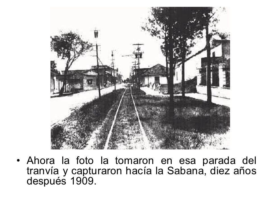 Ahora la foto la tomaron en esa parada del tranvía y capturaron hacía la Sabana, diez años después 1909.