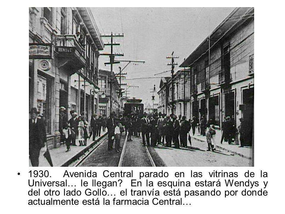 1930. Avenida Central parado en las vitrinas de la Universal… le llegan.