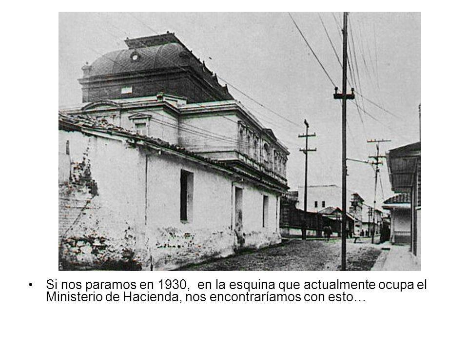 Si nos paramos en 1930, en la esquina que actualmente ocupa el Ministerio de Hacienda, nos encontraríamos con esto…