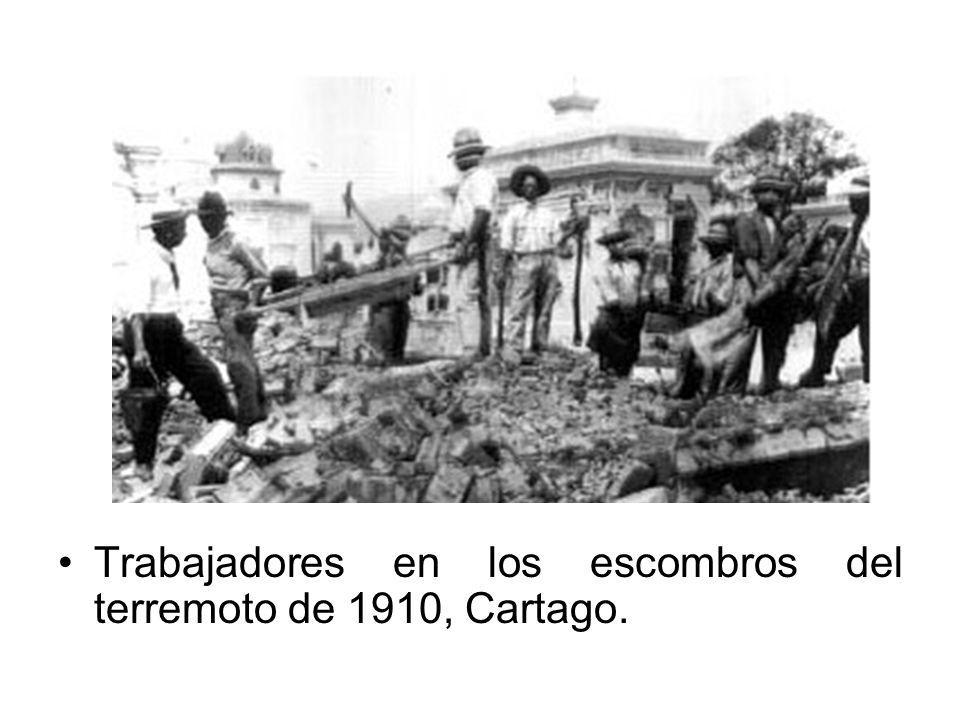 Trabajadores en los escombros del terremoto de 1910, Cartago.