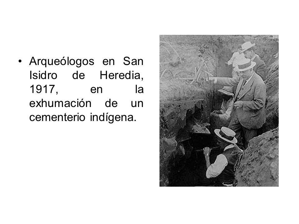 Arqueólogos en San Isidro de Heredia, 1917, en la exhumación de un cementerio indígena.