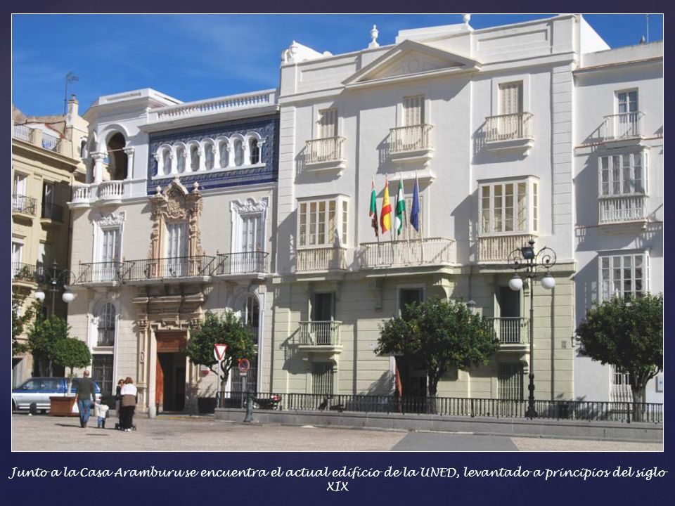 Junto a la Casa Aramburu se encuentra el actual edificio de la UNED, levantado a principios del siglo XIX