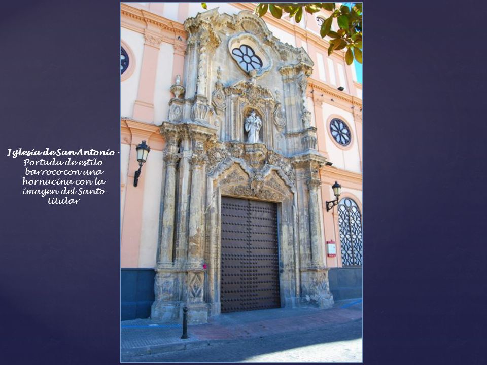 Iglesia de San Antonio -Portada de estilo barroco con una hornacina con la imagen del Santo titular