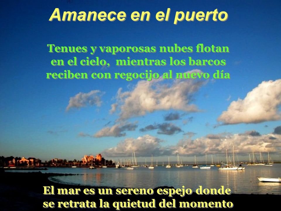 Amanece en el puerto Tenues y vaporosas nubes flotan