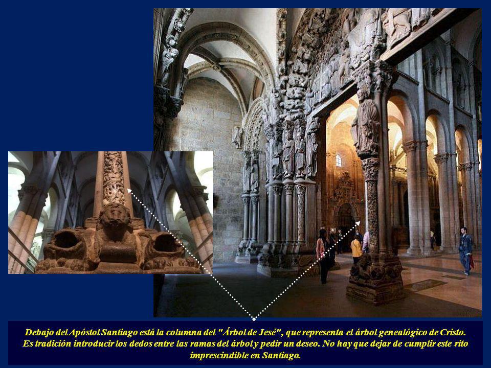 Debajo del Apóstol Santiago está la columna del Árbol de Jesé , que representa el árbol genealógico de Cristo.
