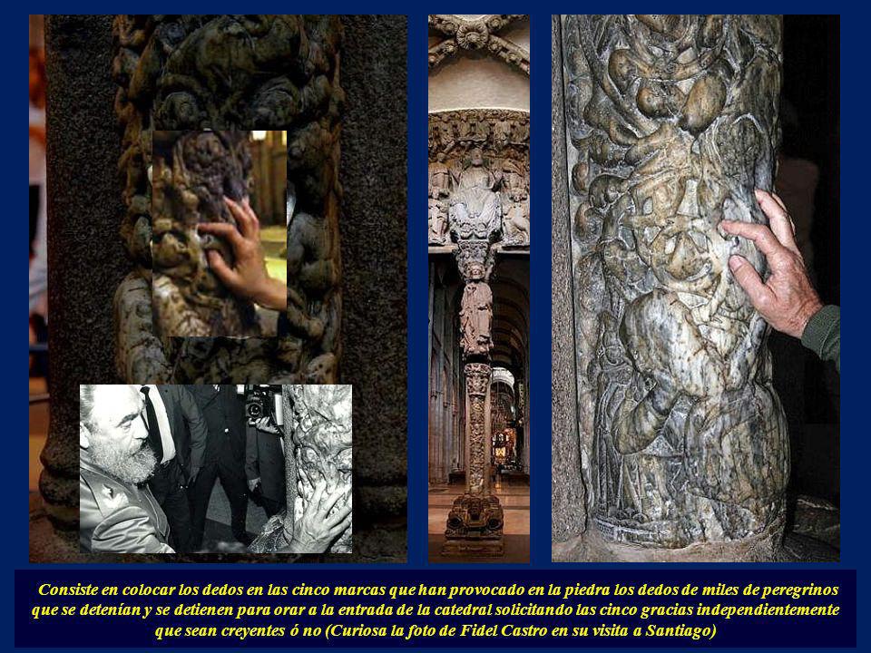 Consiste en colocar los dedos en las cinco marcas que han provocado en la piedra los dedos de miles de peregrinos que se detenían y se detienen para orar a la entrada de la catedral solicitando las cinco gracias independientemente que sean creyentes ó no (Curiosa la foto de Fidel Castro en su visita a Santiago)