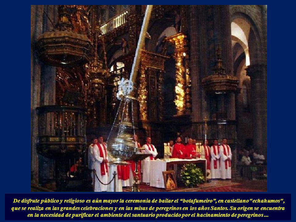 De disfrute público y religioso es aún mayor la ceremonia de bailar el botafumeiro , en castellano echahumos , que se realiza en las grandes celebraciones y en las misas de peregrinos en los años Santos.