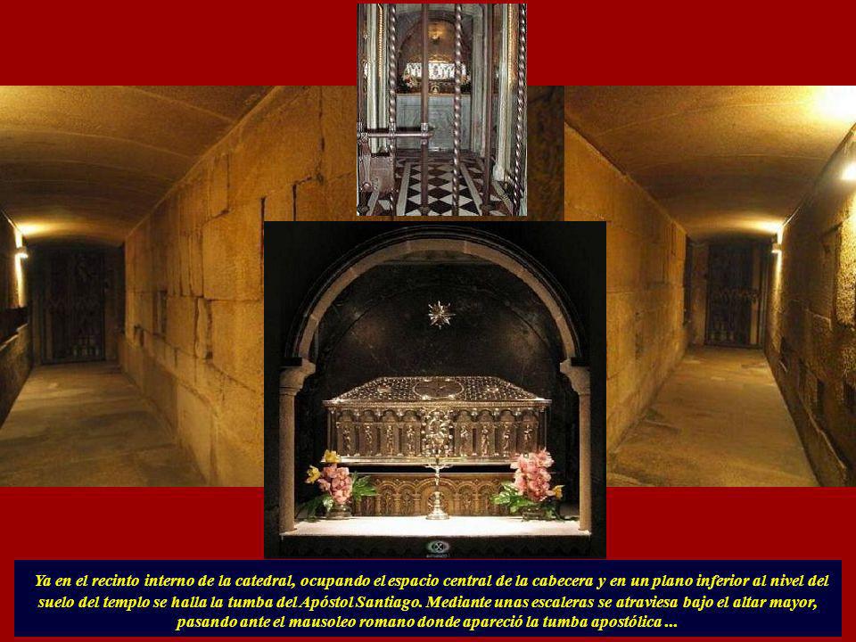 pasando ante el mausoleo romano donde apareció la tumba apostólica ...