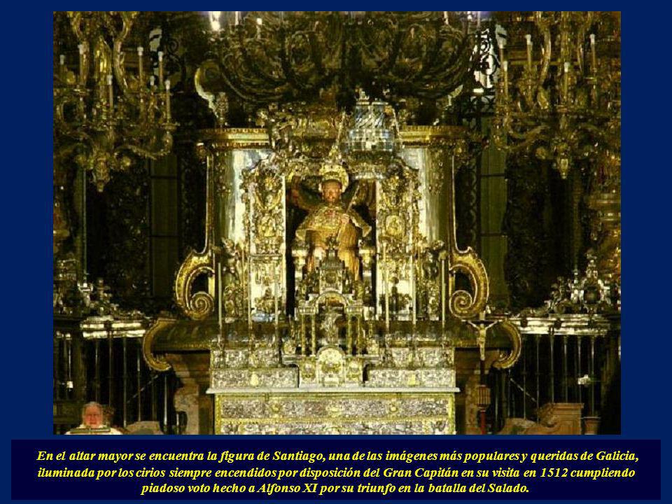 En el altar mayor se encuentra la figura de Santiago, una de las imágenes más populares y queridas de Galicia, iluminada por los cirios siempre encendidos por disposición del Gran Capitán en su visita en 1512 cumpliendo piadoso voto hecho a Alfonso XI por su triunfo en la batalla del Salado.