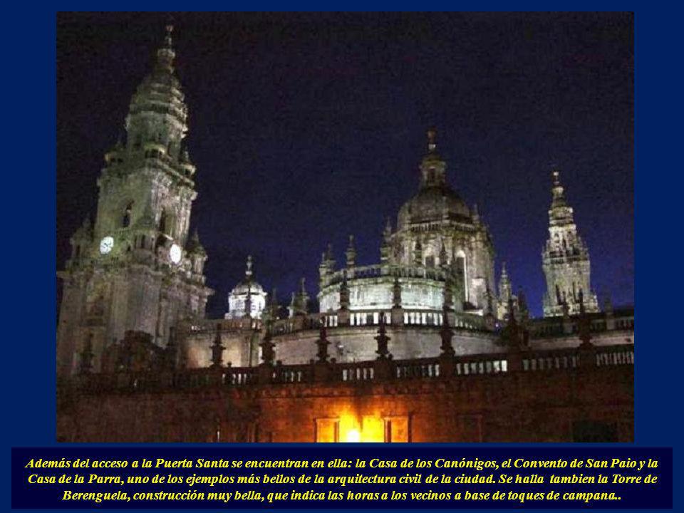 Además del acceso a la Puerta Santa se encuentran en ella: la Casa de los Canónigos, el Convento de San Paio y la Casa de la Parra, uno de los ejemplos más bellos de la arquitectura civil de la ciudad.