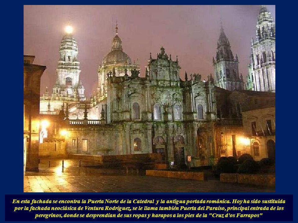 En esta fachada se encontra la Puerta Norte de la Catedral y la antigua portada románica.