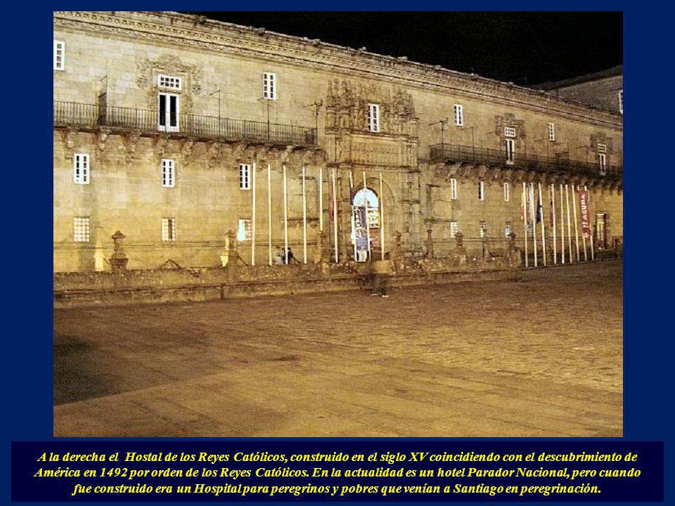 A la derecha el Hostal de los Reyes Católicos, construido en el siglo XV coincidiendo con el descubrimiento de América en 1492 por orden de los Reyes Católicos. En la actualidad es un hotel Parador Nacional, pero cuando