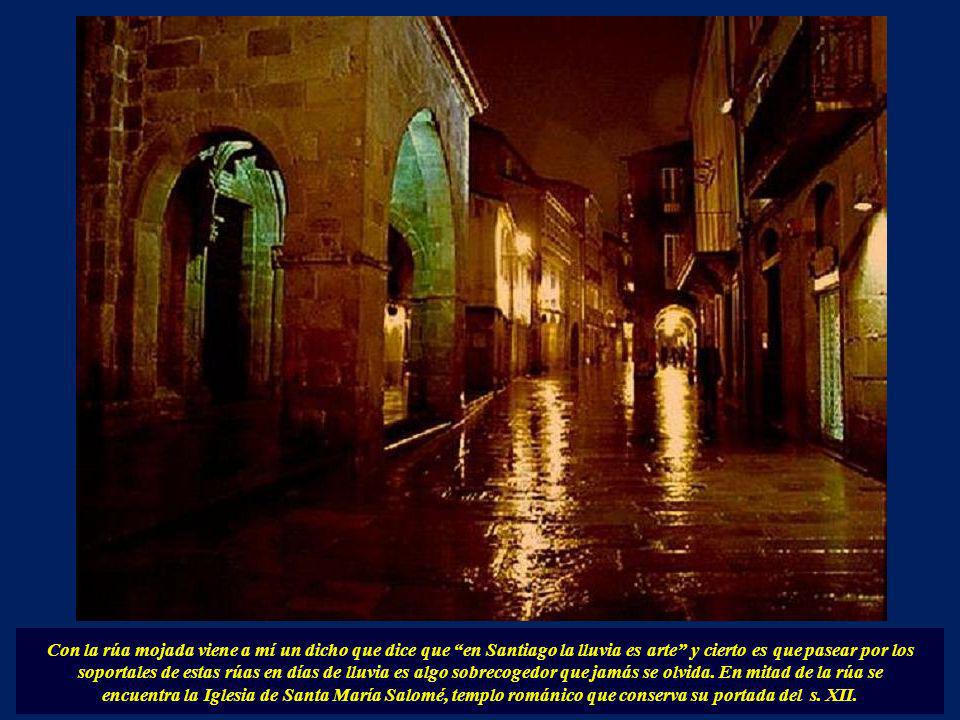 Con la rúa mojada viene a mí un dicho que dice que en Santiago la lluvia es arte y cierto es que pasear por los soportales de estas rúas en días de lluvia es algo sobrecogedor que jamás se olvida. En mitad de la rúa se