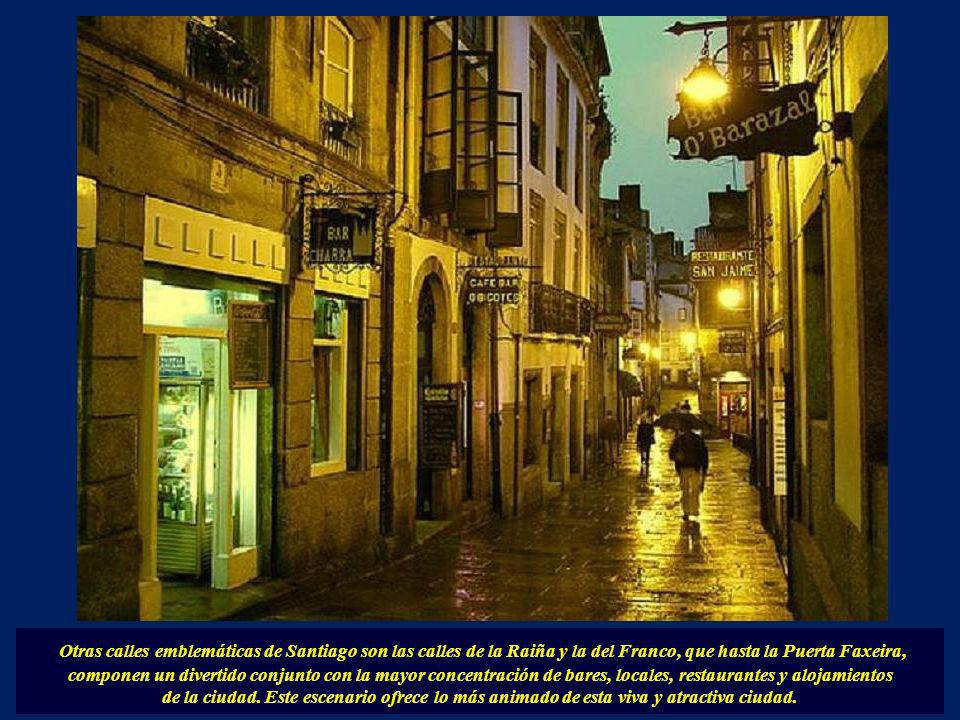 Otras calles emblemáticas de Santiago son las calles de la Raiña y la del Franco, que hasta la Puerta Faxeira, componen un divertido conjunto con la mayor concentración de bares, locales, restaurantes y alojamientos