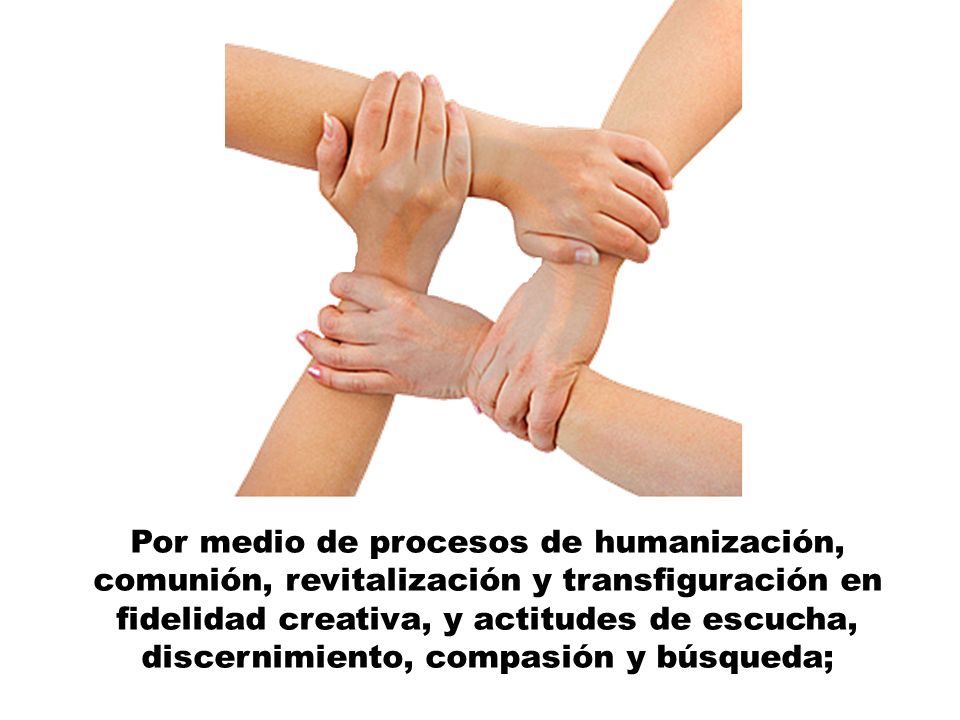 Por medio de procesos de humanización, comunión, revitalización y transfiguración en fidelidad creativa, y actitudes de escucha, discernimiento, compasión y búsqueda;