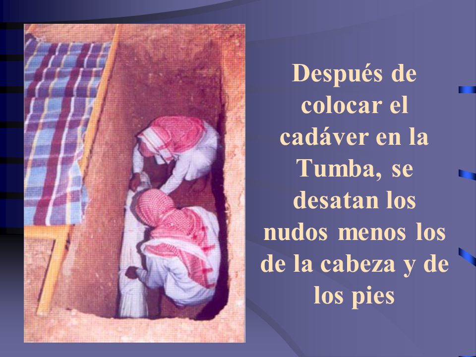 Después de colocar el cadáver en la Tumba, se desatan los nudos menos los de la cabeza y de los pies