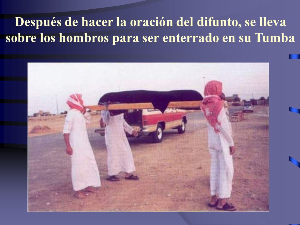 Después de hacer la oración del difunto, se lleva sobre los hombros para ser enterrado en su Tumba