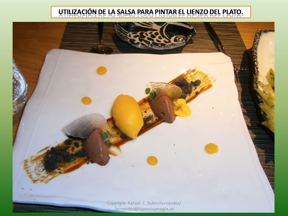 Utilización de la salsa para pintar el lienzo del plato.