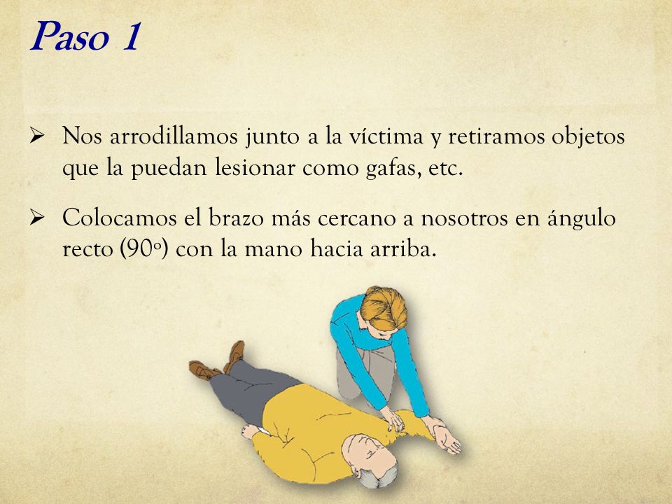 Paso 1 Nos arrodillamos junto a la víctima y retiramos objetos que la puedan lesionar como gafas, etc.