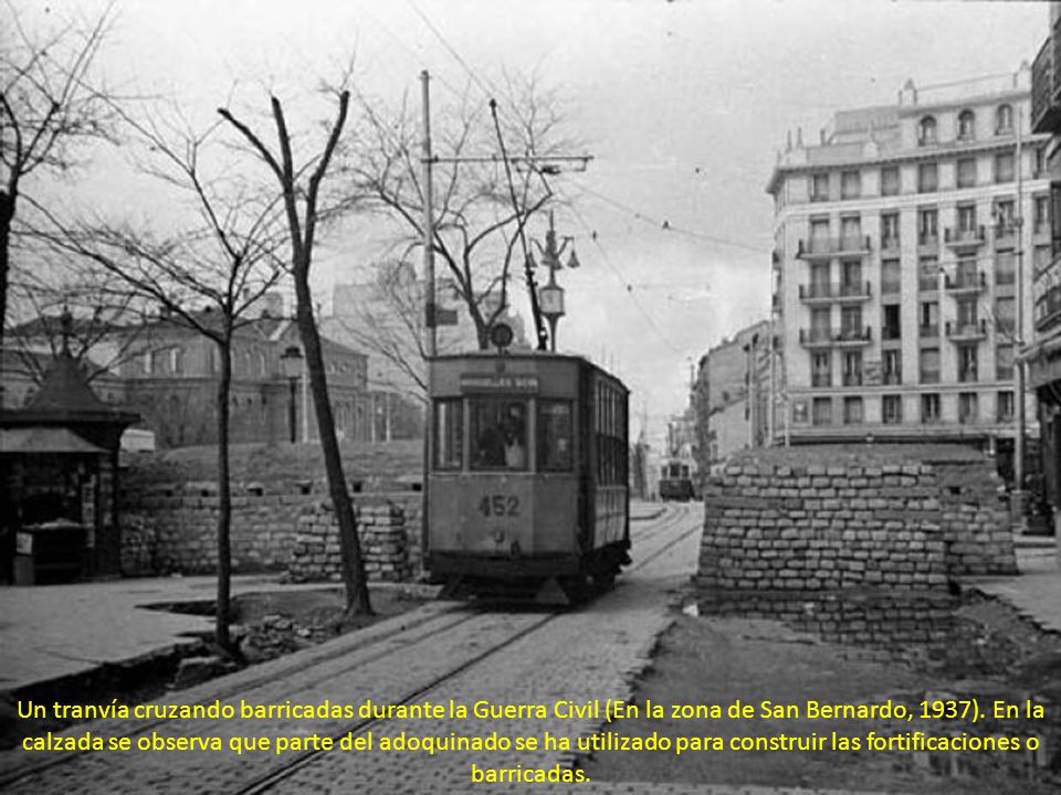 Un tranvía cruzando barricadas durante la Guerra Civil (En la zona de San Bernardo, 1937).