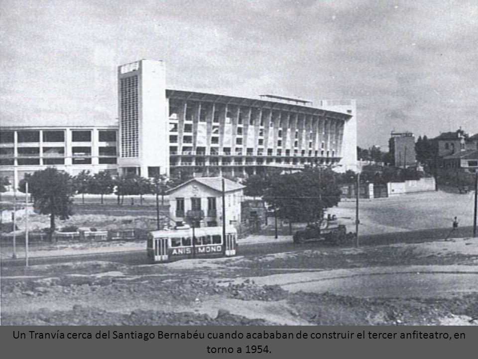 Un Tranvía cerca del Santiago Bernabéu cuando acababan de construir el tercer anfiteatro, en torno a 1954.