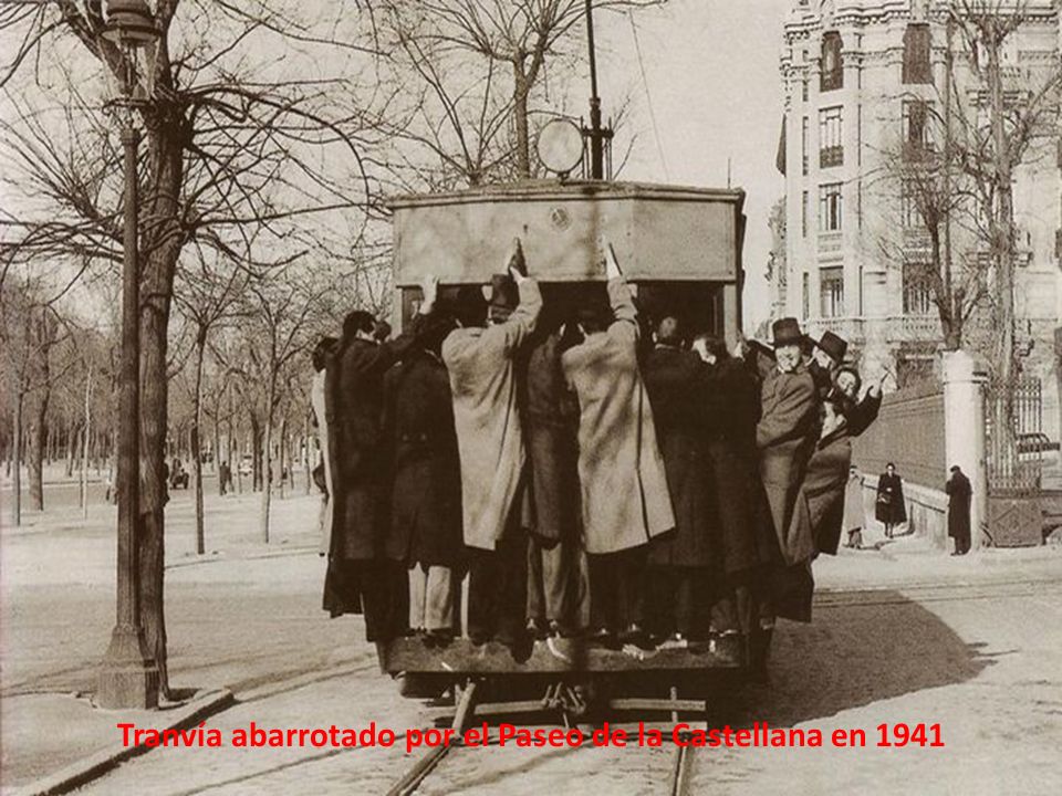 Tranvía abarrotado por el Paseo de la Castellana en 1941