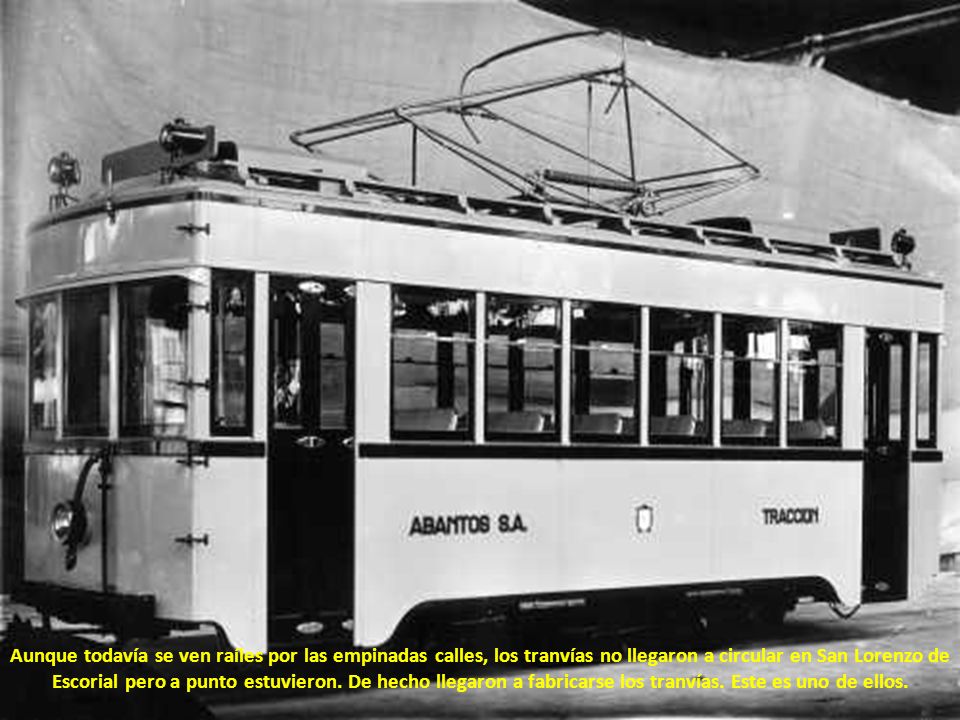 Aunque todavía se ven raíles por las empinadas calles, los tranvías no llegaron a circular en San Lorenzo de Escorial pero a punto estuvieron.