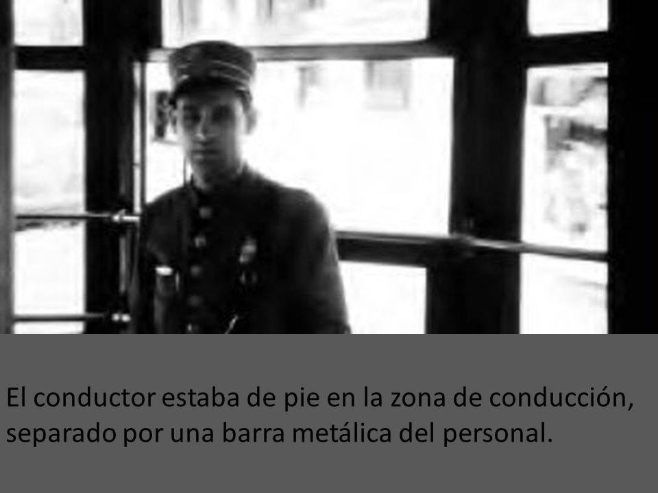 El conductor estaba de pie en la zona de conducción, separado por una barra metálica del personal.