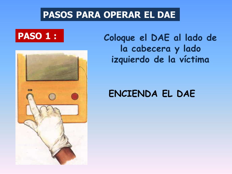 Coloque el DAE al lado de la cabecera y lado izquierdo de la víctima