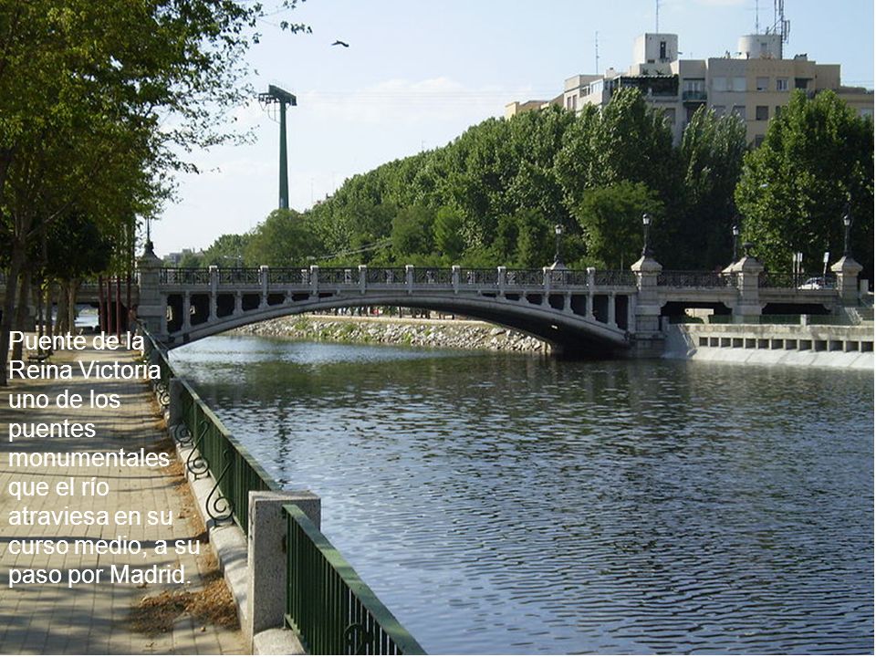 Puente de la Reina Victoria uno de los puentes monumentales que el río atraviesa en su curso medio, a su paso por Madrid.