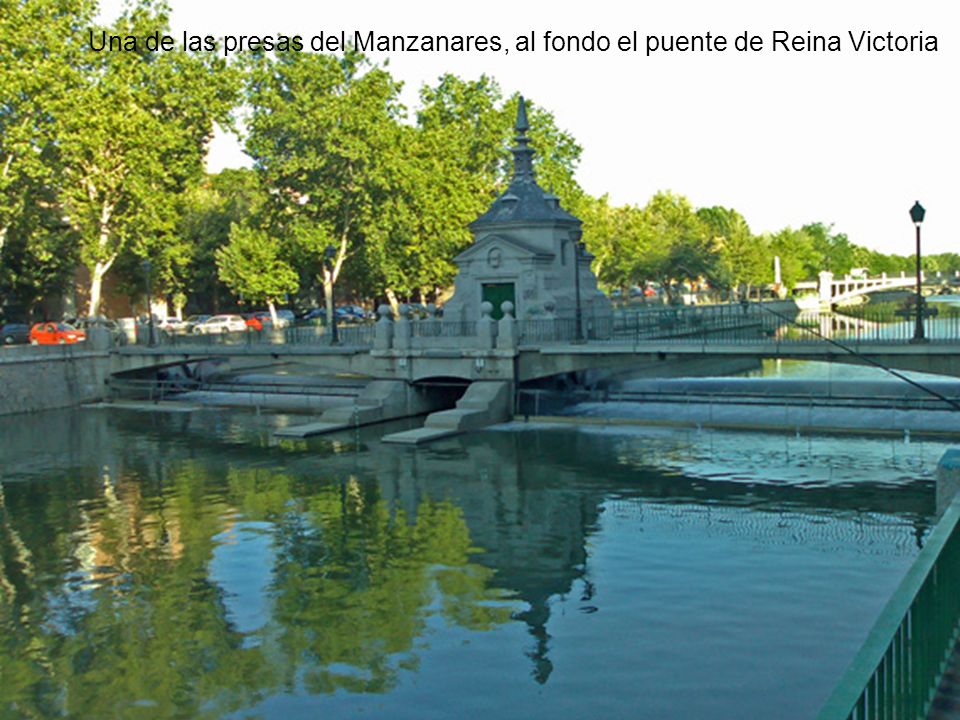 Una de las presas del Manzanares, al fondo el puente de Reina Victoria
