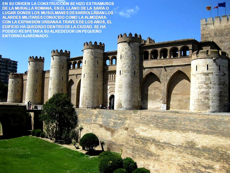 EN SU ORIGEN LA CONSTRUCCIÓN SE HIZO EXTRAMUROS DE LA MURALLA ROMANA, EN EL LLANO DE LA SARÍA O LUGAR DONDE LOS MUSULMANES DESARROLLABAN LOS ALARDES MILITARES CONOCIDO COMO LA ALMOZARA. CON LA EXPANSIÓN URBANA A TRAVÉS DE LOS AÑOS, EL EDIFICIO HA QUEDADO DENTRO DE LA CIUDAD. SE HA PODIDO RESPETAR A SU ALREDEDOR UN PEQUEÑO ENTORNO AJARDINADO.