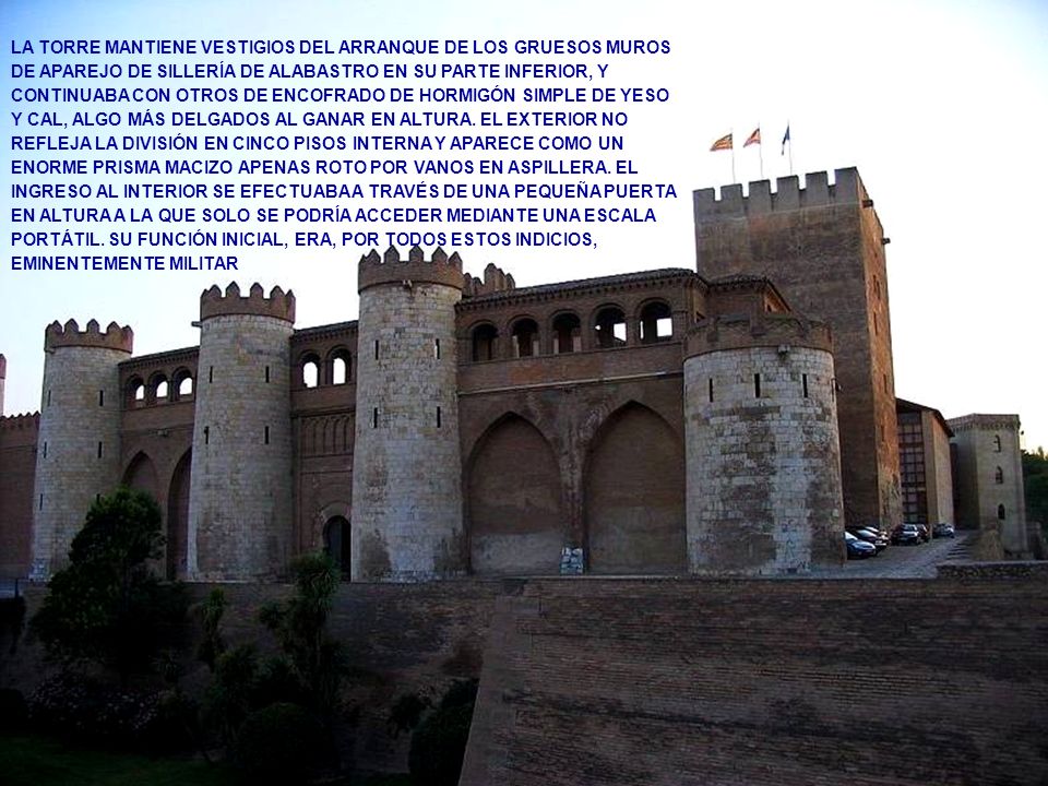 LA TORRE MANTIENE VESTIGIOS DEL ARRANQUE DE LOS GRUESOS MUROS DE APAREJO DE SILLERÍA DE ALABASTRO EN SU PARTE INFERIOR, Y CONTINUABA CON OTROS DE ENCOFRADO DE HORMIGÓN SIMPLE DE YESO Y CAL, ALGO MÁS DELGADOS AL GANAR EN ALTURA. EL EXTERIOR NO REFLEJA LA DIVISIÓN EN CINCO PISOS INTERNA Y APARECE COMO UN ENORME PRISMA MACIZO APENAS ROTO POR VANOS EN ASPILLERA. EL INGRESO AL INTERIOR SE EFECTUABA A TRAVÉS DE UNA PEQUEÑA PUERTA EN ALTURA A LA QUE SOLO SE PODRÍA ACCEDER MEDIANTE UNA ESCALA PORTÁTIL. SU FUNCIÓN INICIAL, ERA, POR TODOS ESTOS INDICIOS, EMINENTEMENTE MILITAR