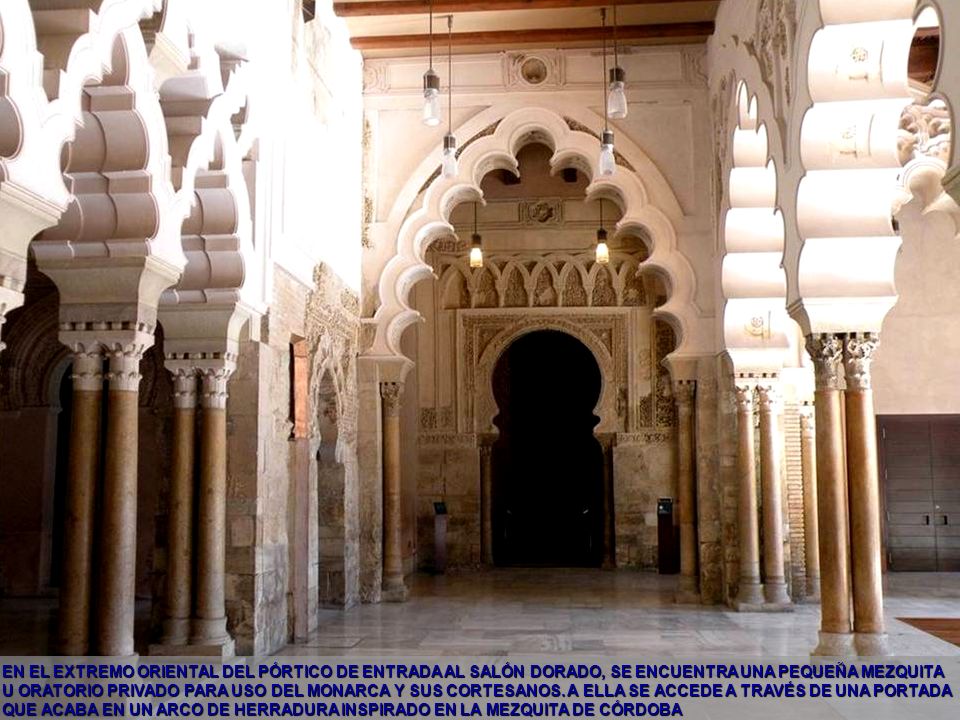 EN EL EXTREMO ORIENTAL DEL PÓRTICO DE ENTRADA AL SALÓN DORADO, SE ENCUENTRA UNA PEQUEÑA MEZQUITA