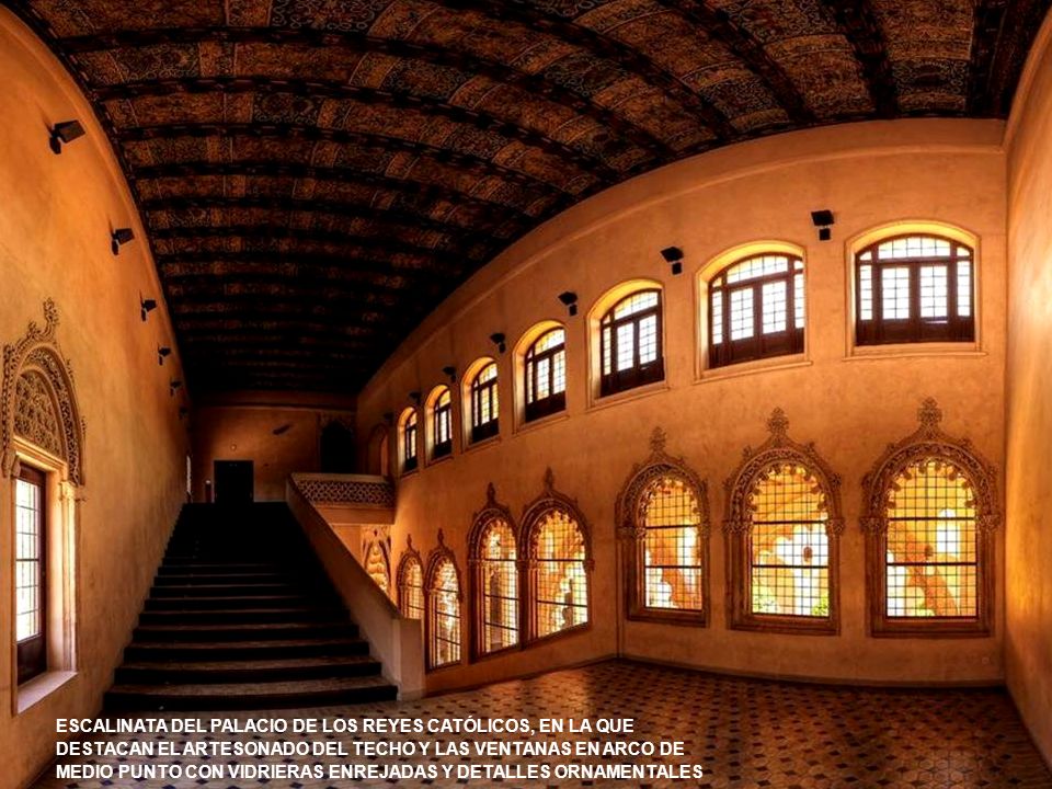 ESCALINATA DEL PALACIO DE LOS REYES CATÓLICOS, EN LA QUE DESTACAN EL ARTESONADO DEL TECHO Y LAS VENTANAS EN ARCO DE MEDIO PUNTO CON VIDRIERAS ENREJADAS Y DETALLES ORNAMENTALES