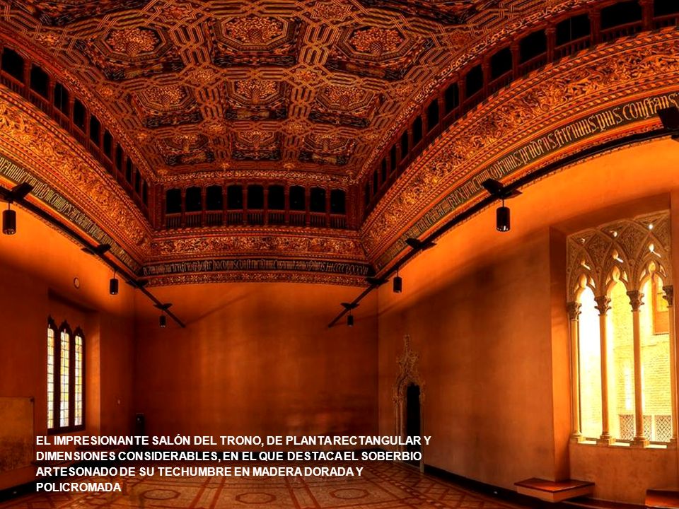 EL IMPRESIONANTE SALÓN DEL TRONO, DE PLANTA RECTANGULAR Y DIMENSIONES CONSIDERABLES, EN EL QUE DESTACA EL SOBERBIO ARTESONADO DE SU TECHUMBRE EN MADERA DORADA Y POLICROMADA