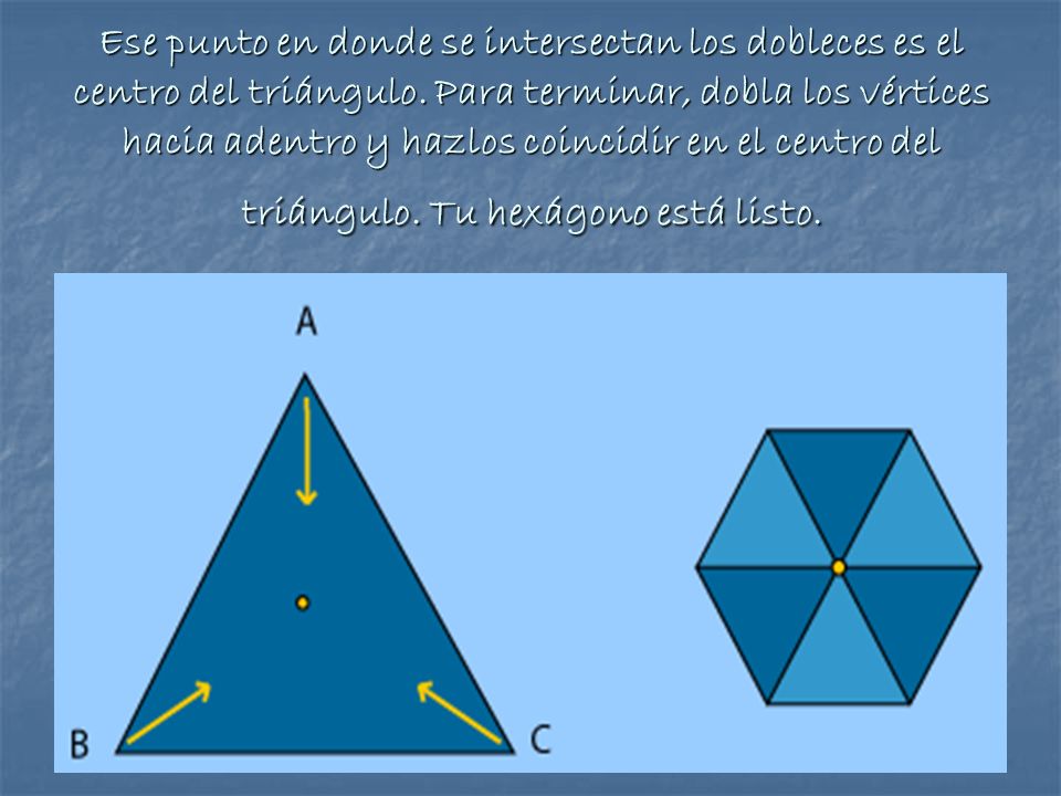 Ese punto en donde se intersectan los dobleces es el centro del triángulo.