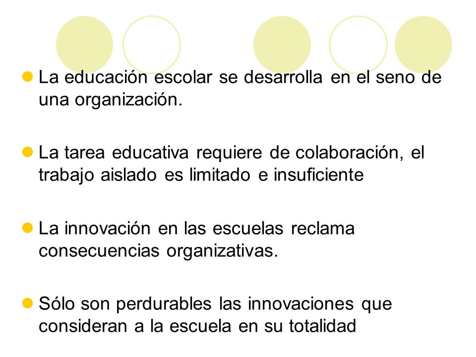 La educación escolar se desarrolla en el seno de una organización.