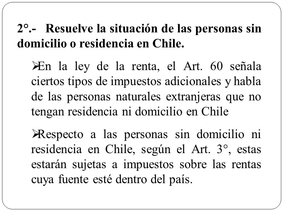 2°.- Resuelve la situación de las personas sin domicilio o residencia en Chile.