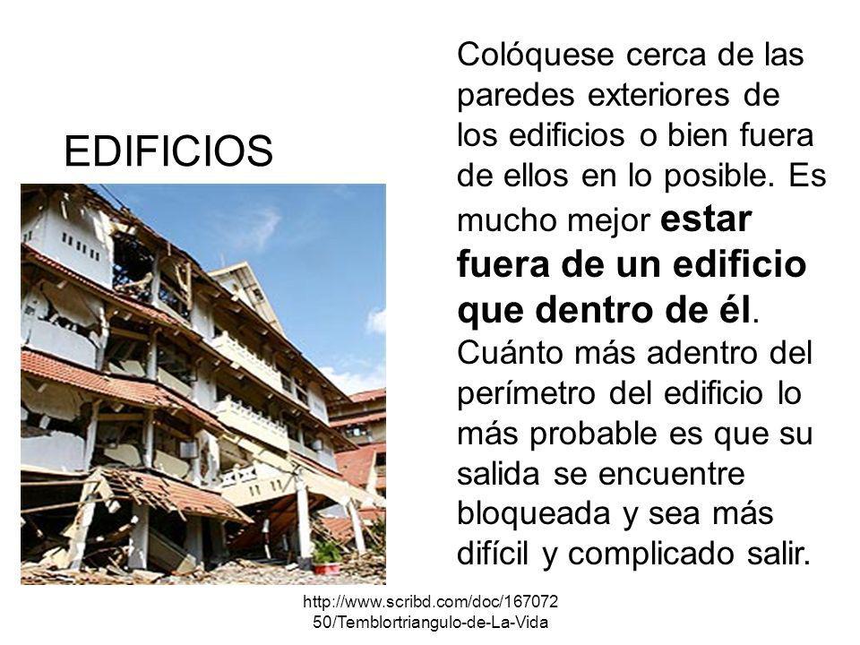 Colóquese cerca de las paredes exteriores de los edificios o bien fuera de ellos en lo posible. Es mucho mejor estar fuera de un edificio que dentro de él. Cuánto más adentro del perímetro del edificio lo más probable es que su salida se encuentre bloqueada y sea más difícil y complicado salir.