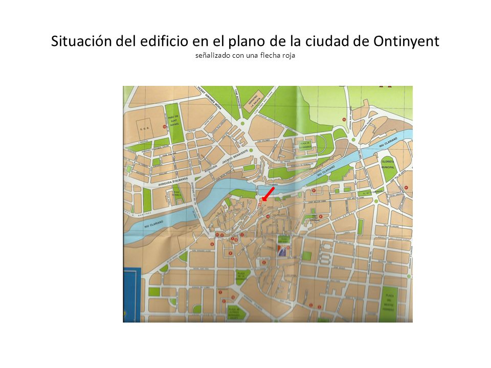 Situación del edificio en el plano de la ciudad de Ontinyent señalizado con una flecha roja