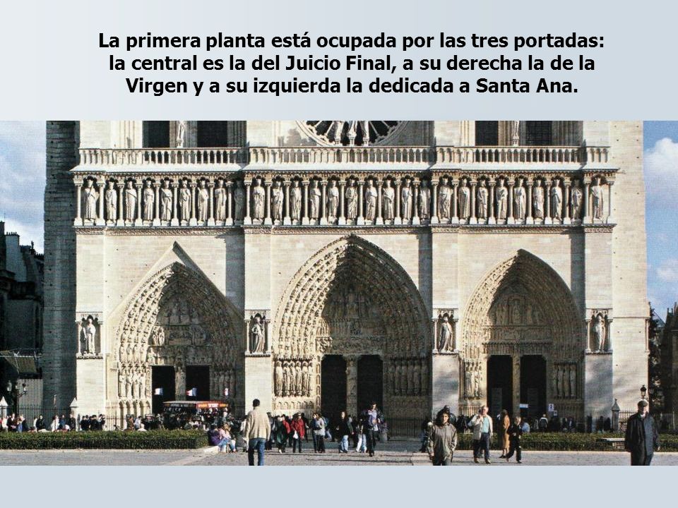 La primera planta está ocupada por las tres portadas: la central es la del Juicio Final, a su derecha la de la Virgen y a su izquierda la dedicada a Santa Ana.
