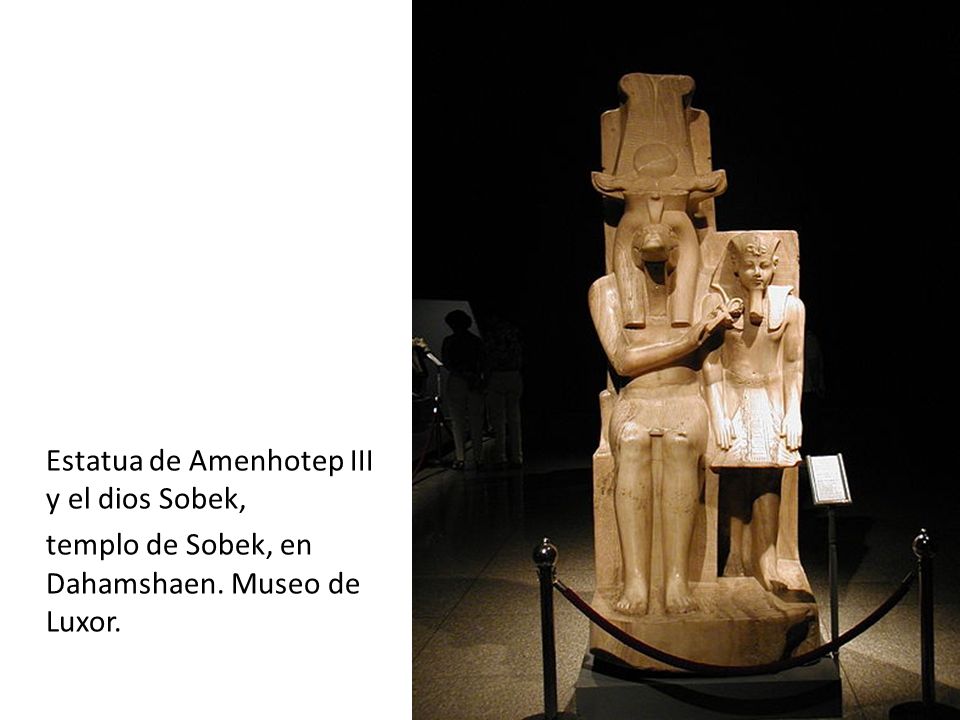 Estatua de Amenhotep III y el dios Sobek, templo de Sobek, en Dahamshaen. Museo de Luxor.