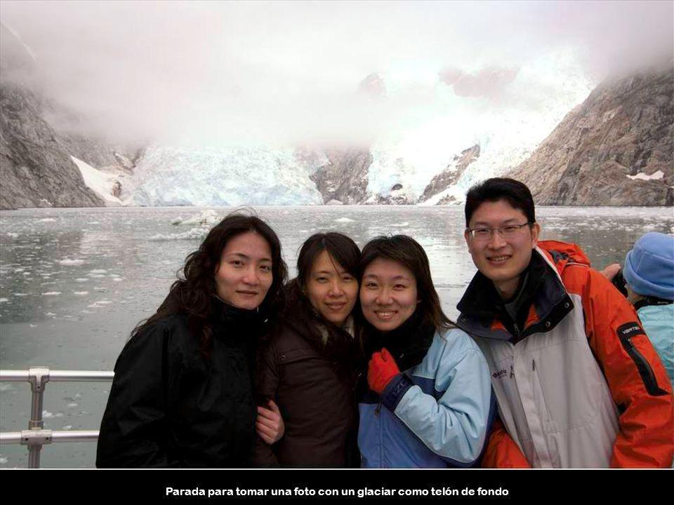 Parada para tomar una foto con un glaciar como telón de fondo