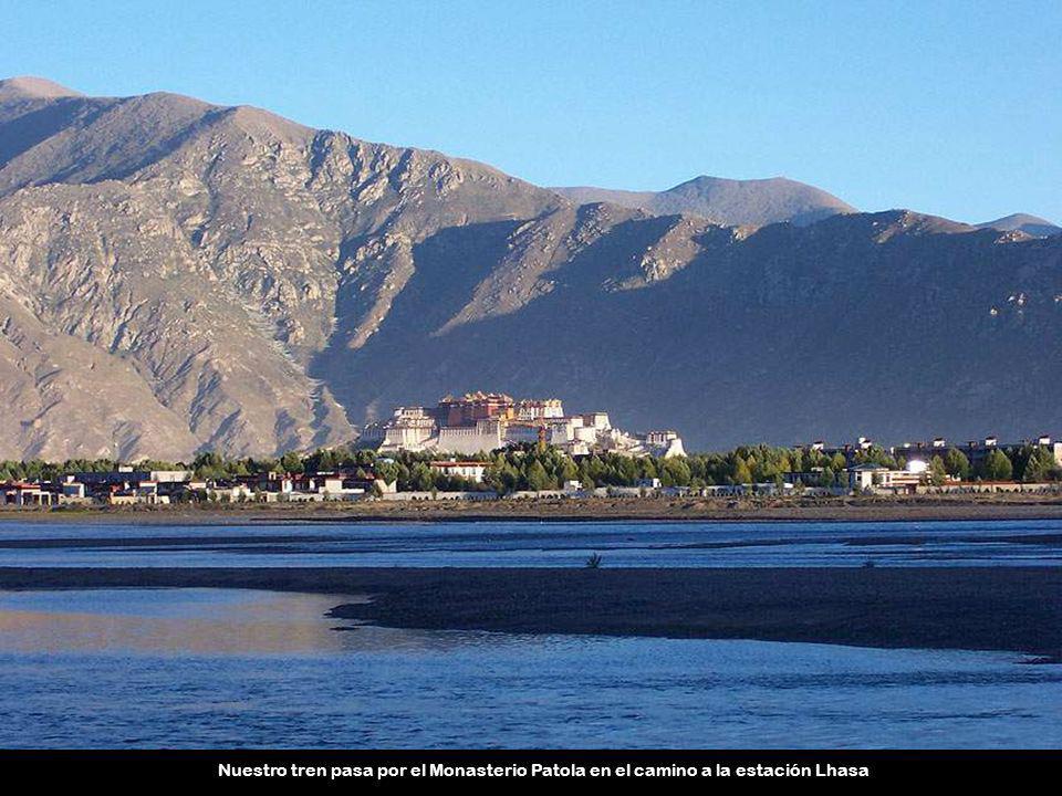 Nuestro tren pasa por el Monasterio Patola en el camino a la estación Lhasa