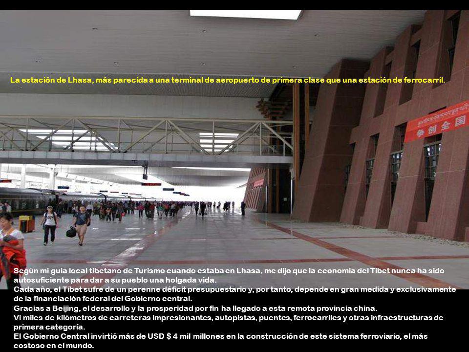 La estación de Lhasa, más parecida a una terminal de aeropuerto de primera clase que una estación de ferrocarril.